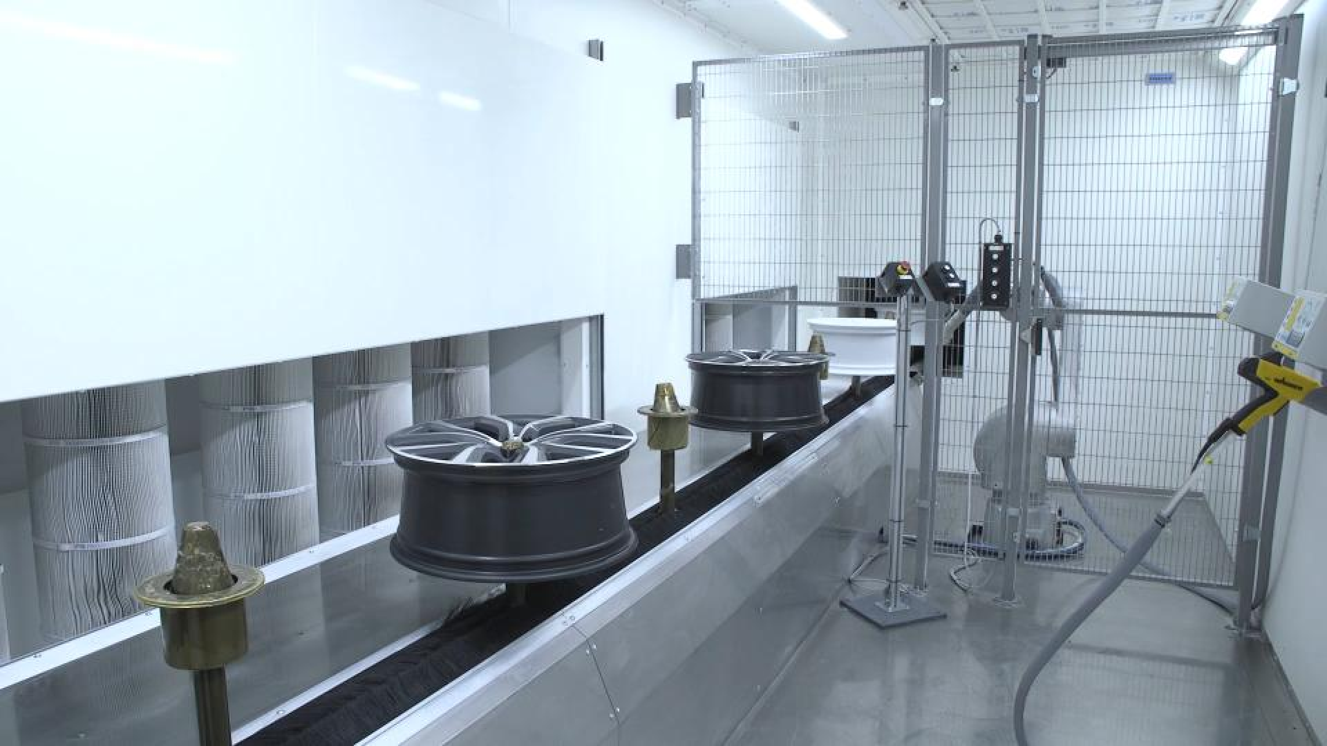 IPS Freudenstadt - Painting booth with conveyor system