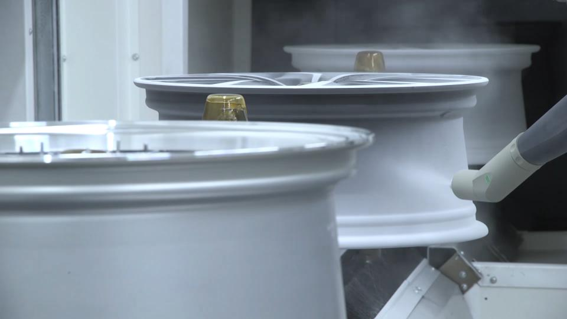 IPS Freudenstadt - Painting robot during powder coating